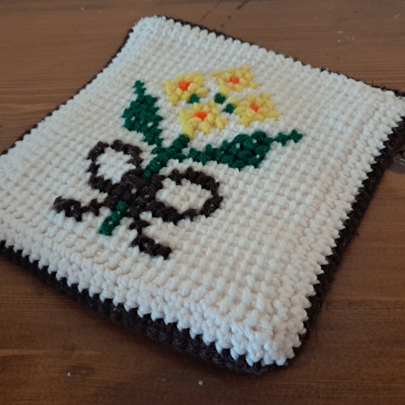 Handmade Crocheted Floral Pot Holder - Yellow Flowers on Cream - Picture 2 of 2